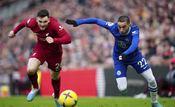 Marocký futbalista Hakim Ziyech (vpravo) má prísť do Paríža z londýnskej Chelsea.