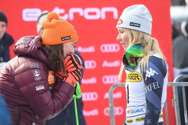 Na snímke vpravo americká lyžiarka Mikaela Shiffrinová, vľavo Slovenka Petra Vlhová.