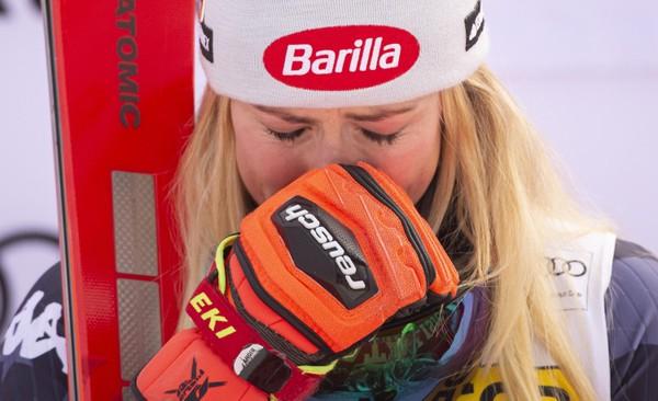 Na snímke americká lyžiarka Mikaela Shiffrinová so slzami oslavuje jedno zo svojich víťazstiev Svetového pohára.