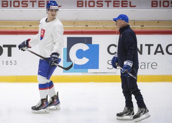 Juraj Slafkovský a vpravo tréner Craig Ramsay počas tréningu slovenskej hokejovej reprezentácie.