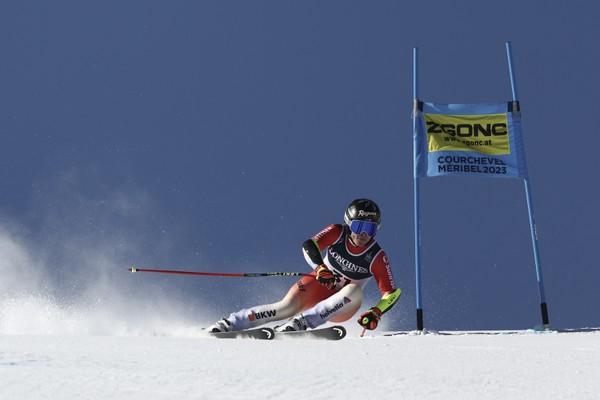 Švajčiarka Lara Gutová-Behramiová na trati super-G v rámci alpskej kombinácii.