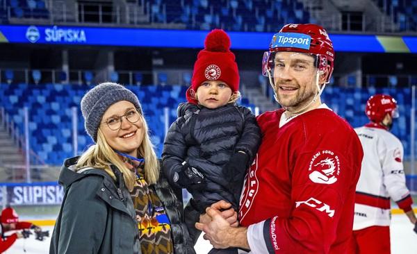 Marcinko s tehotnou manželkou Vladimírou (31) a dcérkou Linou (2,5) sa tešia na druhý prírastok.