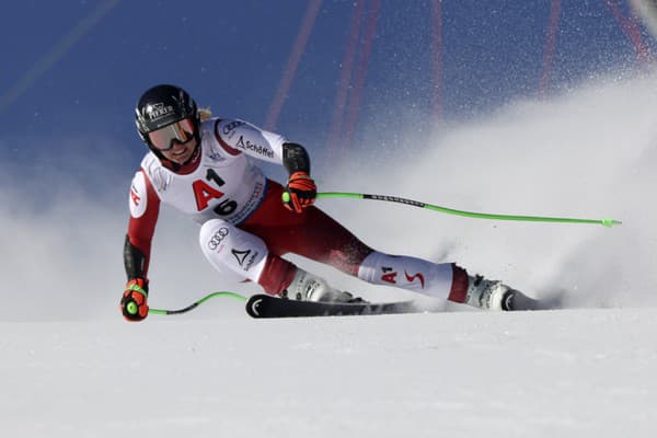 Na trati super-G Rakúšanka Cornelia Huetterová.