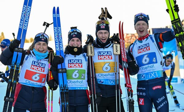 Nórski biatlonisti v zložení Ingrid Landmark Tandrevoldová, Marte Olsbu Röiselandová, Sturla Holm Laegreid a Johannes Thingnes Bö