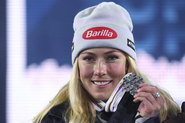 Americká lyžiarka Mikaela Shiffrinová pózuje so striebornou medailou.
