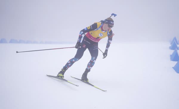 Nórsky biatlonista Johannes Thingnes Bö preteká počas hmly na trati v šprinte mužov na 10 km na MS v biatlone v nemeckom Oberhofe.