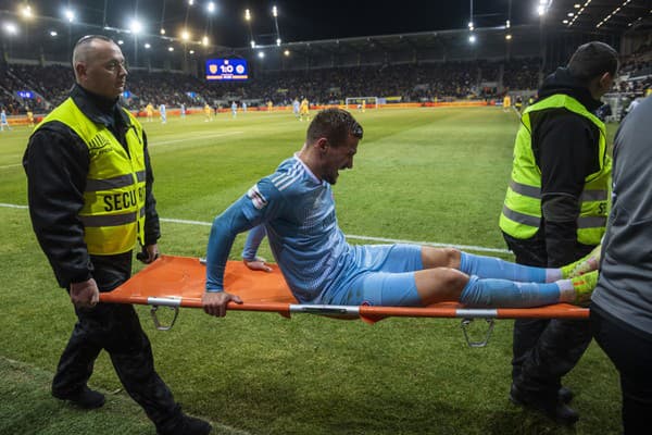 Na snímke zranený Jurij Medveděv (Slovan), ktorého odnášajú na nosidlách.