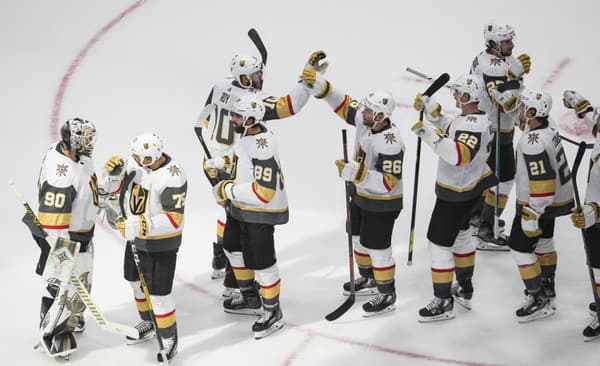 Hokejisti Vegas Golden Knight oslavujú víťazstvo v NHL.