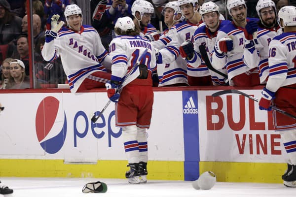 Artemij Panarin zažiaril v zápase proti nabitej Caroline Hurricanes.