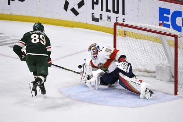 Brankár Floridy Panthers Sergej Bobrovskij blokuje strelu Fredericka Gaudreaua z Minnesoty Wild.