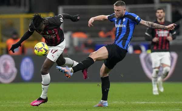 Slovenský futbalista v drese Interu Miláno Milan Škriniar (uprostred).