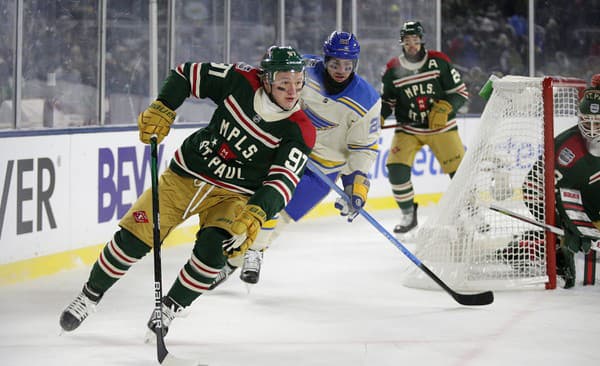 Hokejista Kirill Kaprizov oblieka drese Minnesota Wild. 