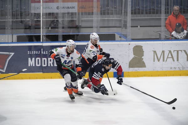 Na snímke zľava Peter Galamboš, Christián Michalčin (obaja Michalovce) a Brant Harris (Slovan) počas zápasu 37. kola Tipos Extraligy HC Slovan Bratislava - HK Dukla Ingema Michalovce v Bratislave