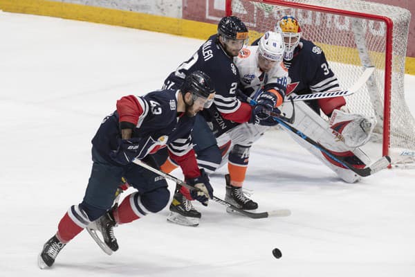 Na snímke zľava Patrik Maier, Nate Kallen (obaja Slovan), Samuel Chalupa (Michalovce) a brankár Jared Coreau (Slovan) počas zápasu 37. kola Tipos Extraligy HC Slovan Bratislava - HK Dukla Ingema Michalovce v Bratislave