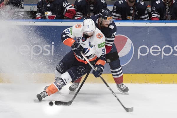 Na snímke zľava Patriks Zabusovs (Michalovce) a  Milan Kytnár (Slovan) bojujú o puk počas zápasu 37. kola Tipos Extraligy HC Slovan Bratislava - HK Dukla Ingema Michalovce v Bratislave.