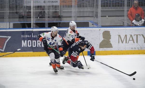 Na snímke zľava Peter Galamboš, Christián Michalčin (obaja Michalovce) a Brant Harris (Slovan) počas zápasu 37. kola Tipos Extraligy HC Slovan Bratislava - HK Dukla Ingema Michalovce v Bratislave