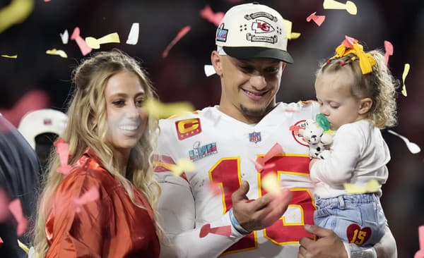 Patrick Mahomes s rodinou oslavuje triumf v Super Bowle 2023.