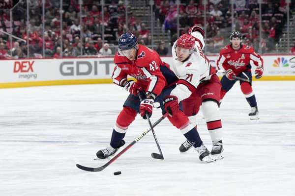 Na snímke zľava slovenský obranca Capitals Martin Fehérváry a útočník Caroliny Jesper Fast.