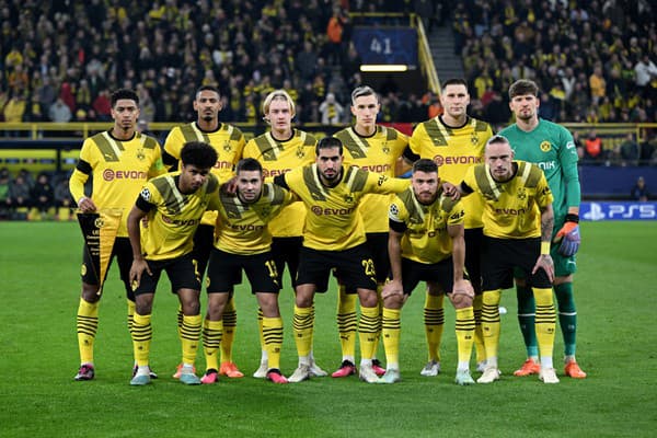 Hráči Dortmundu pózujú pred začiatkom futbalového zápasu osemfinále Ligy majstrov Borussia Dortmund - Chelsea Londýn v Dortmunde.