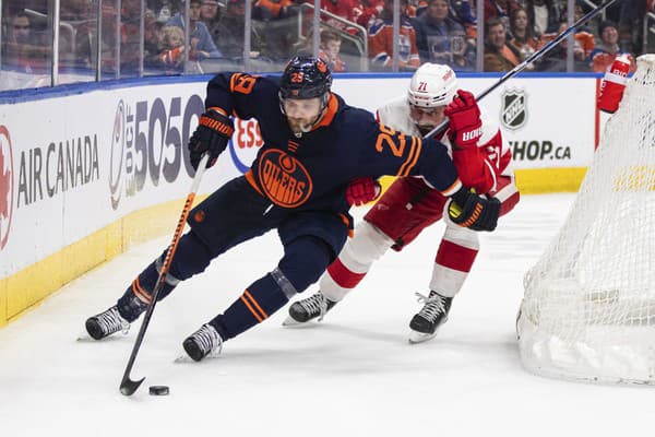 V súboji o puk Dylan Larkin (vpravo) a útočník Edmontonu Leon Draisaitl (vľavo).