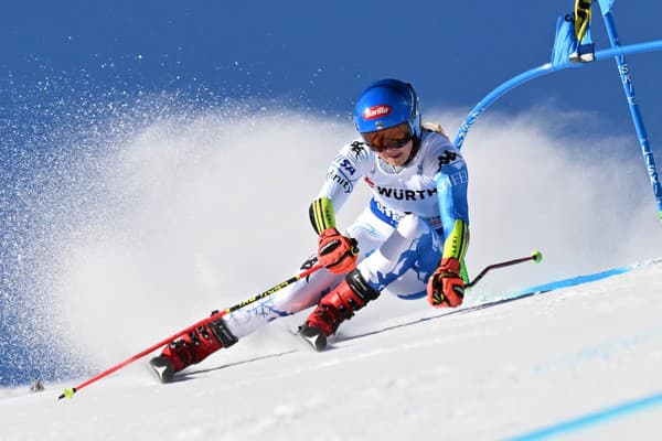Americká lyžiarka Mikaela Shiffrinová na trati počas 1. kola obrovského slalomu.