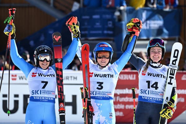 a snímke americká lyžiarka Mikaela Shiffrinová (uprostred) sa stala víťazkou obrovského slalomu na MS v alpskom lyžovaní vo francúzskom stredisku Courchevel-Méribel 15. februára 2023. Striebro získala Talianka Federica Brignoneová (vľavo) a bronz si vybojovala Nórka Ragnhild Mowinckelová (vpravo).