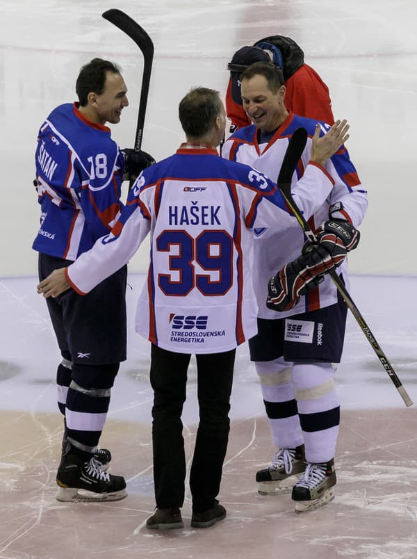 Na snímke zľava Miroslav Šatan, Dominik Hašek a Peter Bondra.