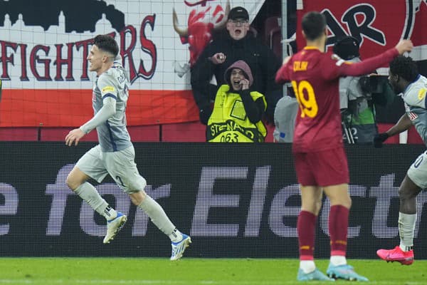 Hráč Salzburgu Nicolas Capaldo (vľavo) sa teší po strelení gólu do siete AS Rím.