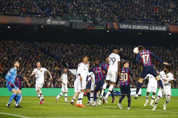 Hráč Barcelony Marcos Alonso(hore vpravo) strieľa úvodný gól vo futbalovom zápase play off o osemfinále Európskej ligy FC Barcelona - Manchester United.