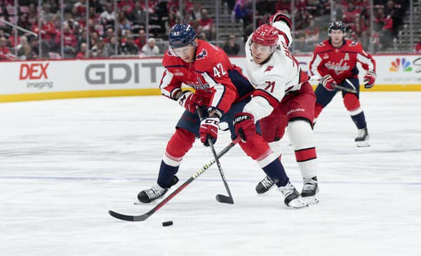 Na snímke zľava slovenský obranca Capitals Martin Fehérváry.