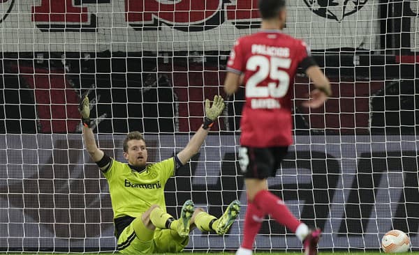 Brankár Leverkusenu Lukáš Hradecký po inkasovanom góle.