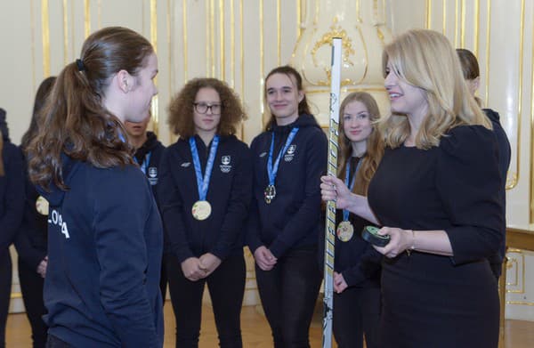 Slovenská reprezentantka v hokeji do 16 rokov Nela Lopušanová počas prijatia prezidentkou SR Zuzanou Čaputovou (vpravo)