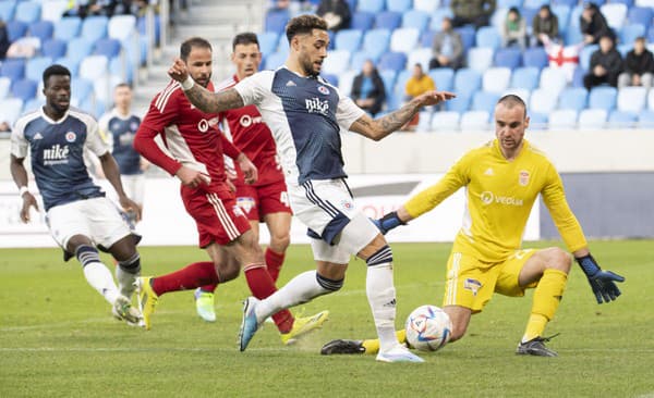 Na snímke vľavo v popredí André Green (Slovan) a vpravo brankár Matúš Hruška (B. Bystrica).