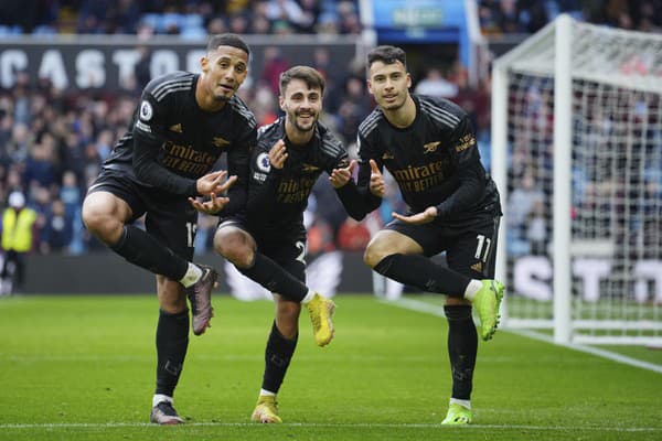 Hráči Arsenalu Londýn William Saliba (vľavo), Jorginho (uprostred) a Gabriel Martinelli sa tešia z gólu.