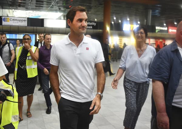 Švajčiar Roger Federer po prílete na letisko v Kapskom Meste v Juhoafrickej republike