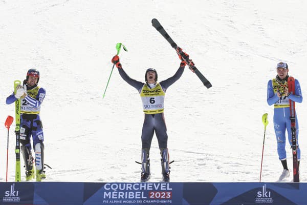 Nórsky lyžiar Henrik Kristoffersen (uprostred) sa teší zo zisku zlatej medaily v slalome mužov v alpskom lyžovaní vo francúzskom stredisku Courchevel-Méribel 19. februára 2023. Striebro získal Grék AJ Ginnis (vľavo) a bronz Talian Alex Vinatzer (vpravo).