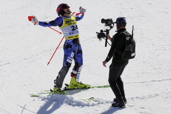Grécky lyžiar Aj Ginnis sa teší zo zisku striebornej medaily v slalome mužov v alpskom lyžovaní vo francúzskom stredisku Courchevel-Méribel 19. februára 2023.