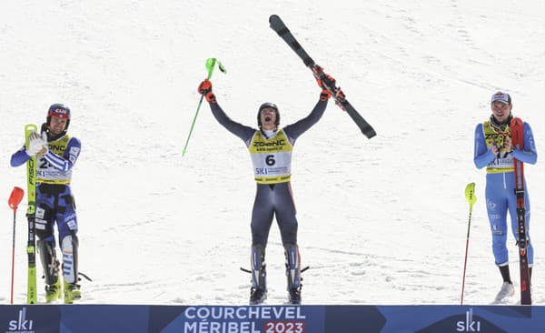 Nórsky lyžiar Henrik Kristoffersen (uprostred) sa teší zo zisku zlatej medaily v slalome mužov v alpskom lyžovaní vo francúzskom stredisku Courchevel-Méribel 19. februára 2023. Striebro získal Grék AJ Ginnis (vľavo) a bronz Talian Alex Vinatzer (vpravo).