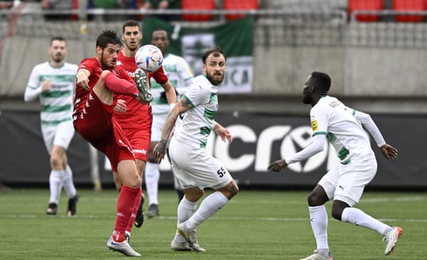 Imrich Bedecs (Liptovský Mikuláš), Žan Medved (Skalica) a Yann Michael Yao (Skalica) v zápase 20. kola Fortuna ligy MFK Skalica - MFK Tatran Liptovský Mikuláš