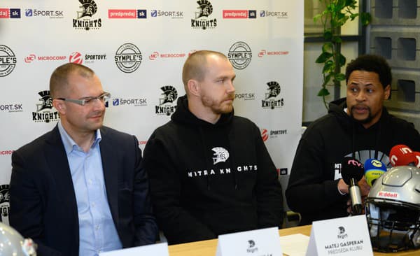 Na snímke zľava generálny partner klubu amerického futbalu Nitra Knights Samuel Vetrák, predseda klubu Matej Gašperan a hlavný tréner mužstva James Sutton.