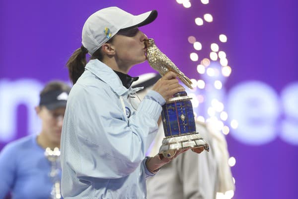 Poľská tenistka Iga Swiateková pózuje s trofejou po víťazstve vo finále ženskej dvojhry nad Američankou Jessicou Pegulovou na turnaji WTA v katarskej Dauhe