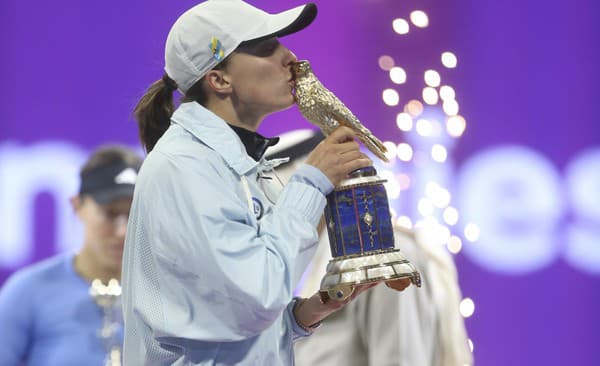 Poľská tenistka Iga Swiateková pózuje s trofejou po víťazstve vo finále ženskej dvojhry nad Američankou Jessicou Pegulovou na turnaji WTA v katarskej Dauhe