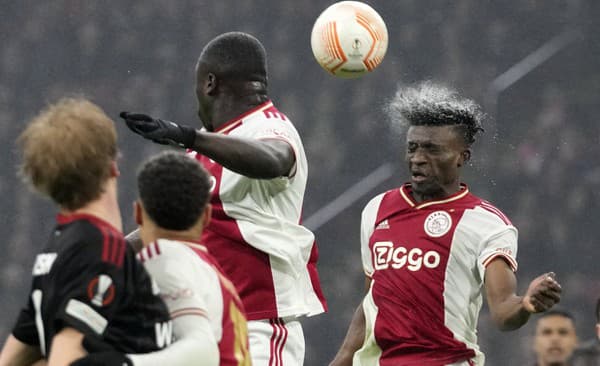 Záložník Ajaxu Amsterdam Mohammed Kudus (vpravo).
