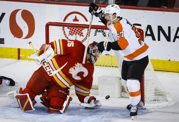 Hokejista Philadelphie Flyers Wade Allison (vpravo) sa teší po strelení gólu.