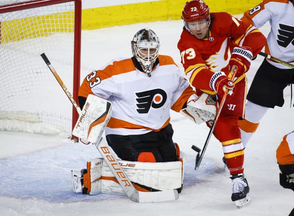 Brankár Philadelphie Flyers Samuel Ersson (vľavo) a hokejista Calgary Flames Tyler Toffoli.