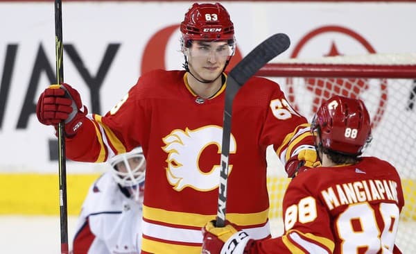 Slovenský hokejista Adam Ružička (vľavo) v drese Calgary Flames.