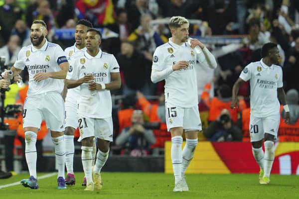 Karim Benzema (vľavo) a jeho spoluhráči z Realu Madrid oslavujú po góle.