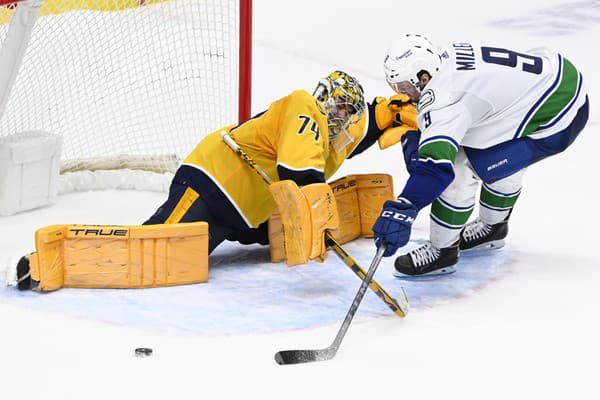 Brankár Nashville Predators Juuse Saros v akcii.