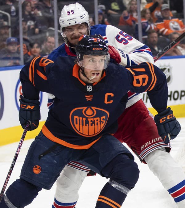 Kanadský hokejista Connor McDavid prekonal v základnej časti NHL hranicu 800 bodov.