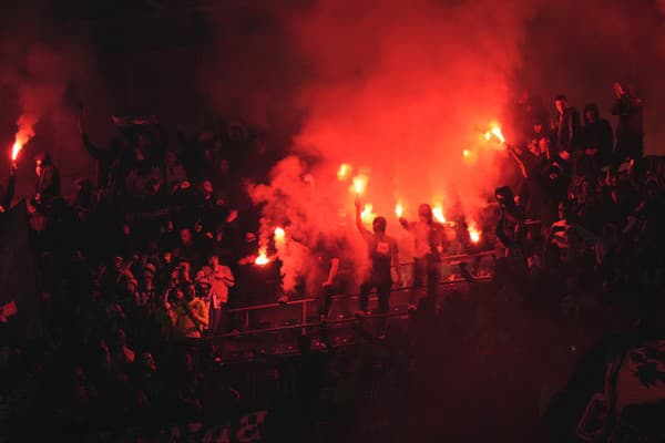 Fanúšikovia Porta čakajú na začiatok prvého zápasu osemfinále Ligy majstrov Inter Miláno - FC Porto 22. februára 2023 v Miláne.